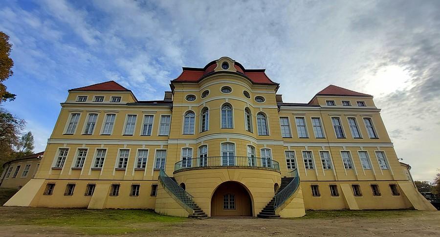Rogaliński pałac od dołu