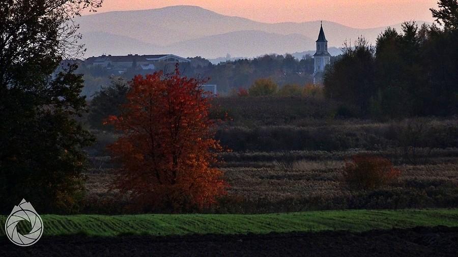 Babia Hora wychyla się nad kościółkiem (chyba) w Cholerzynie