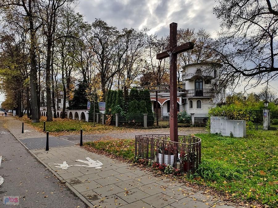 Przydrożny krzyż w Pyrach