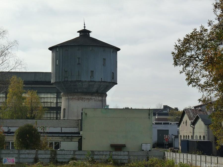Zakładowa wieża ciśnień na terenie