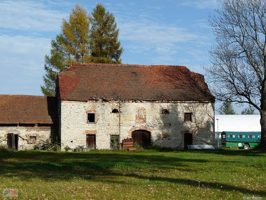 Spichlerz dworski w Dąbrówce