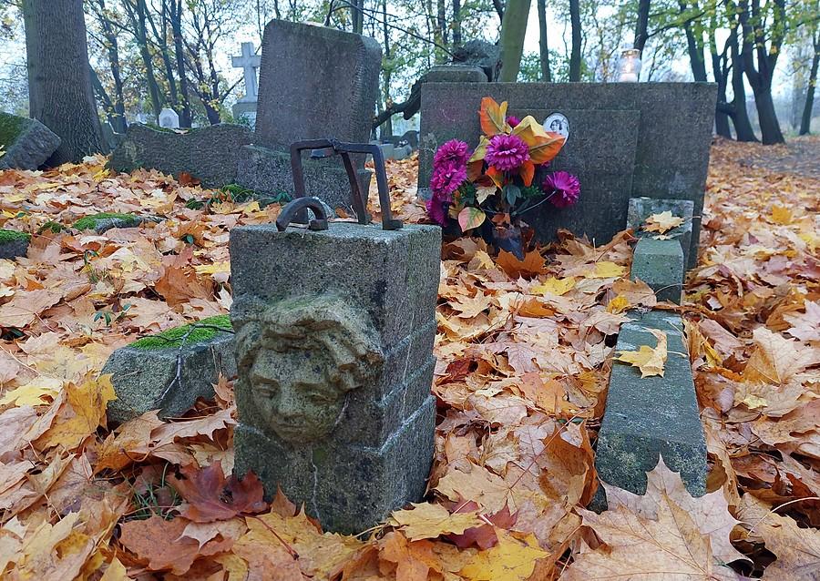 Grób z twarzą, cmentarz przy Samotnej, Poznań