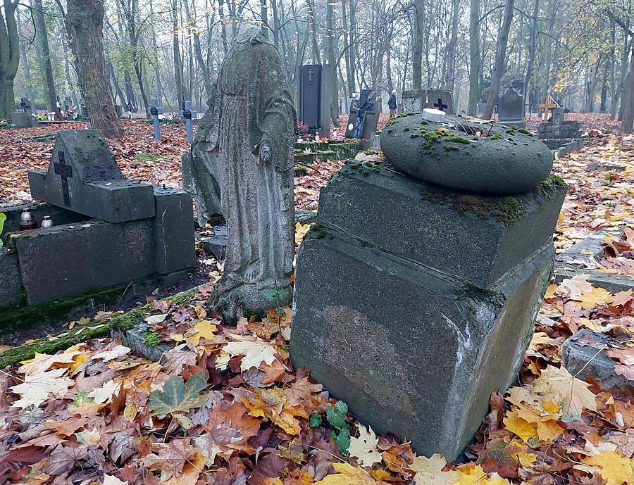 Figura bez głowy, cmentarz przy Samotnej, Poznań