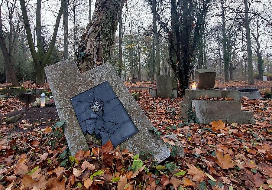 Rozbity grób, cmentarz przy Samotnej, Poznań