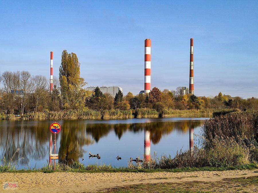 Jeziorko Czerniakowskie z kominami EC Siekierki