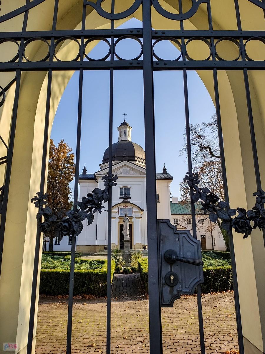 Widok przez bramę dzwonnicy