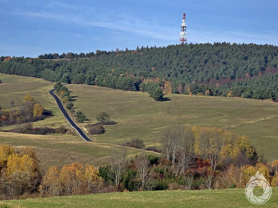o, nowy asfalcik, pewnie do przekaźnika (niedaleko Karlikowa)