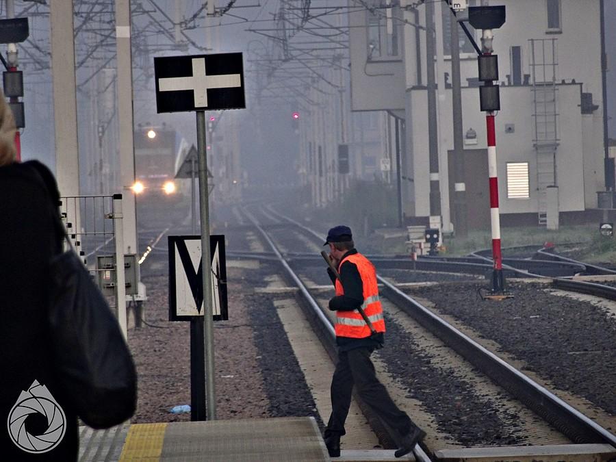 poranne pociągi mkną przez mgly Stalowej Woli Rozwadowa