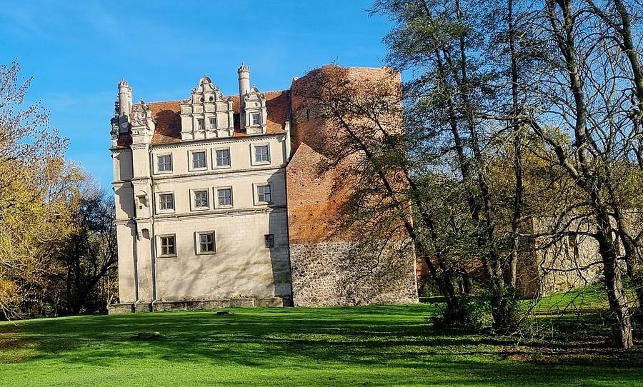 PĘZINO (niem.Pansin) Zabytkowy zamek z k. XIV w.