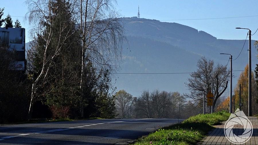 pierwsze spojrzenie na Skrzyczne z szosy na Meszną