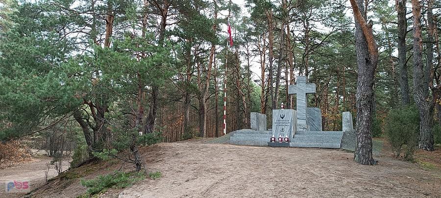 Pomnik Niepodległej Rzeczpospolitej Kampinoskiej - na czerwonym szlaku