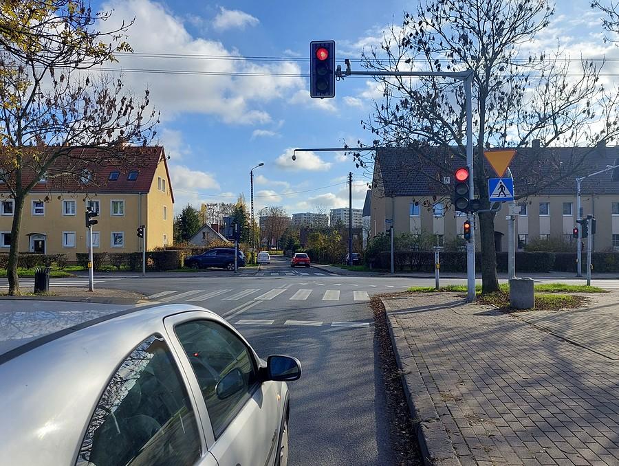 Pani najpierw mi się wpieprzyła pod koła, a potem tak stanęła przed skrzyżowaniem