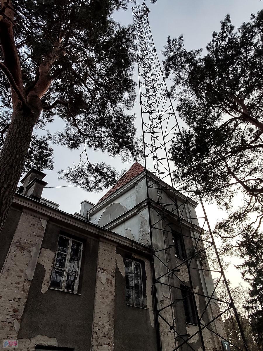 Wieża przy budynku danej elektrowni