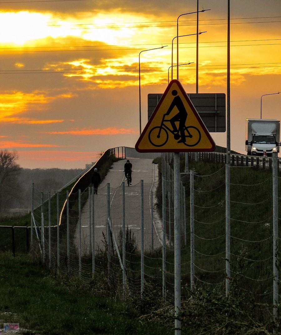 DDR wspina się na wiadukt nad ul. Ruczaj