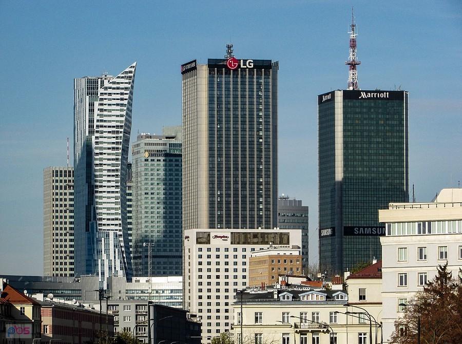 Stare wieżowce i prawie nowy Hotel Hampton