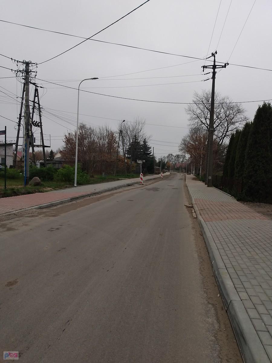 Początek Klonowej, jest już pierwsza warstwa asfaltu
