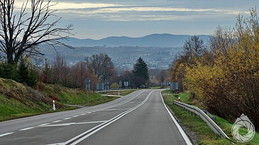 zjeździk do Tuchowa z Pasmem Brzanki w tle