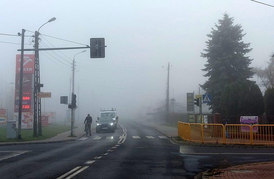 Rowerzysta oczywiście bez świateł, bo po co?