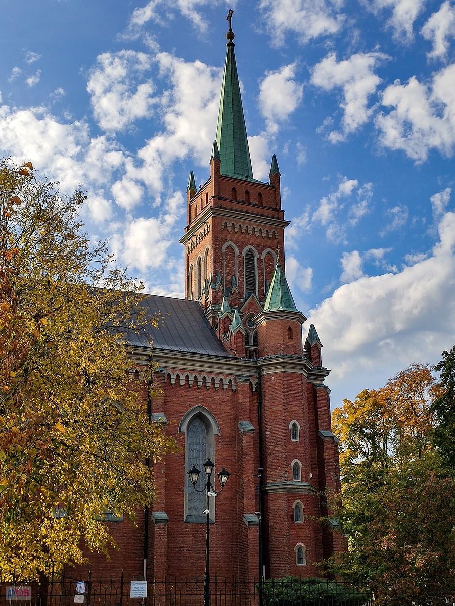 Styl świątyni nawiązuje do gotyckich kościołów obronnych