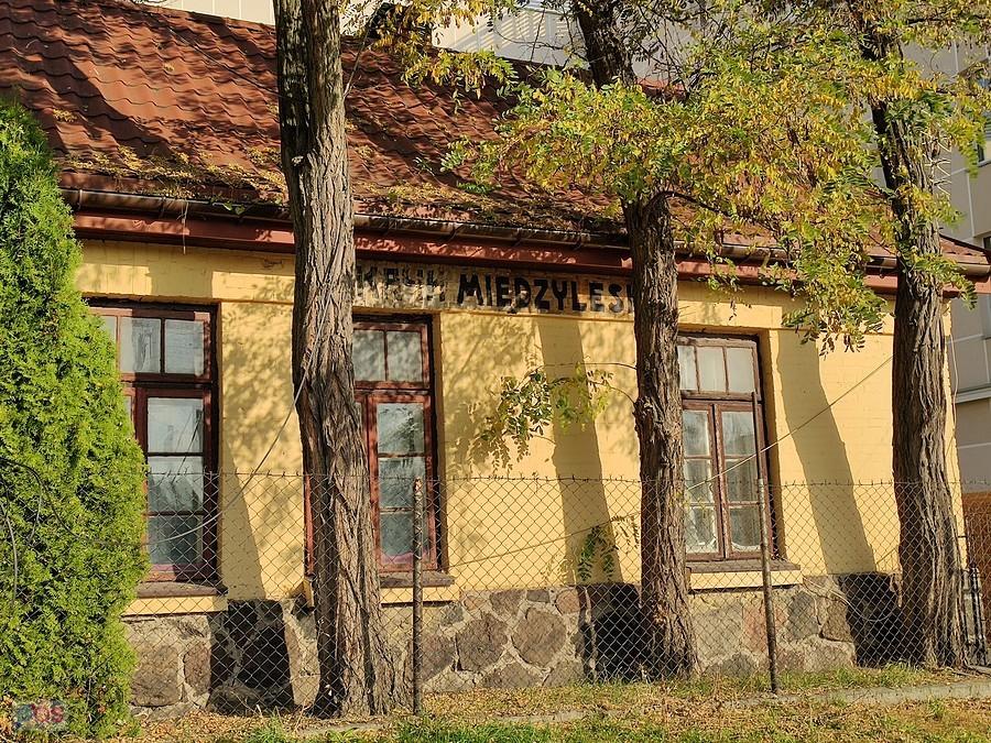 Budynek przystanku wąskotorówki w Międzylesiu