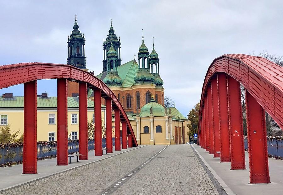 Zbliżenie na poznańską katedrę