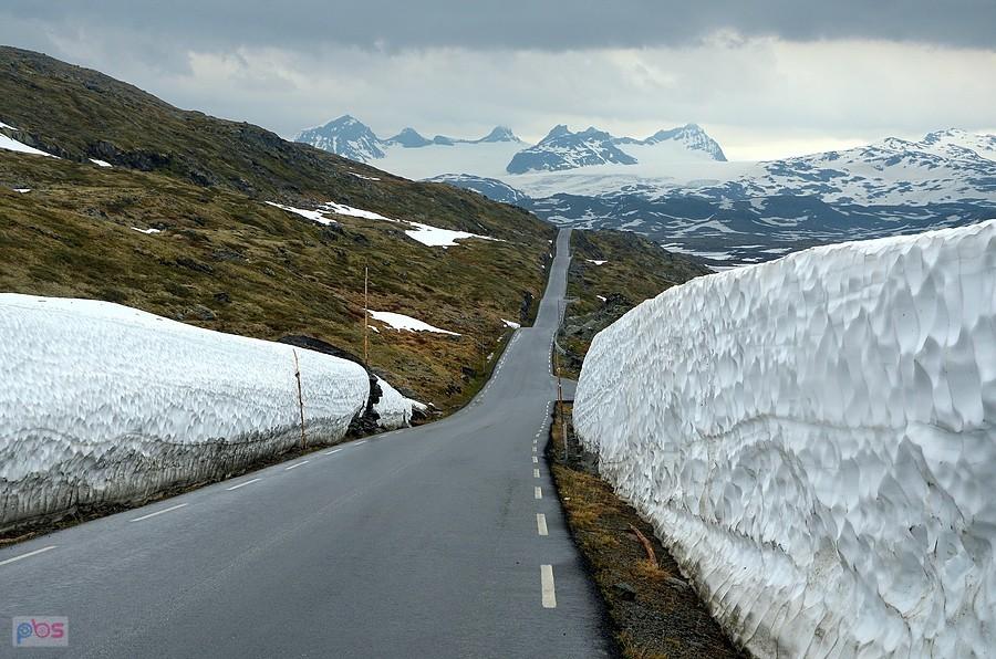 Śnieżna droga, widok na Jotunheimen