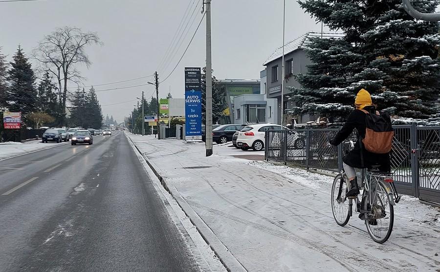 "Bo na chodniku bezpieczniej", czyli standard wśród "rowerzystów" :)