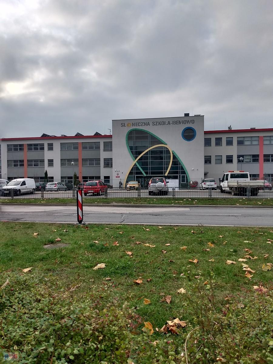 Słoneczna szkoła zasilana energią słoneczną