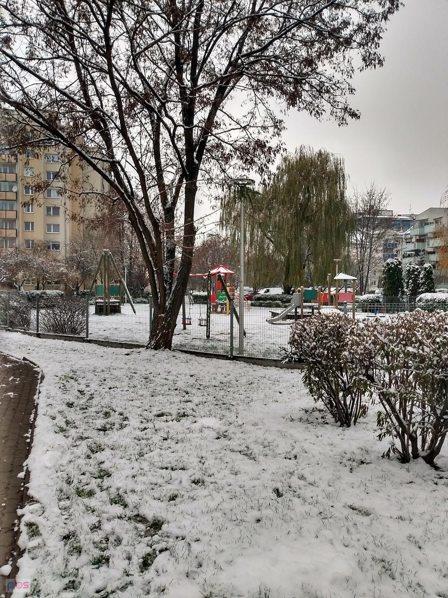 Śnieżny plac zabaw na osiedlu