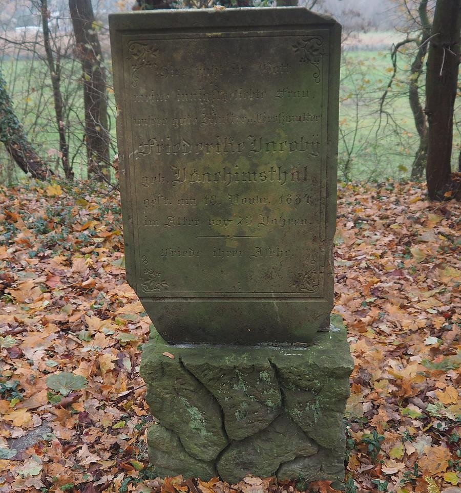 Macewa Friederike Inroby zmarłej w 1884 r. Część frontowa z napisem po niemiecku.