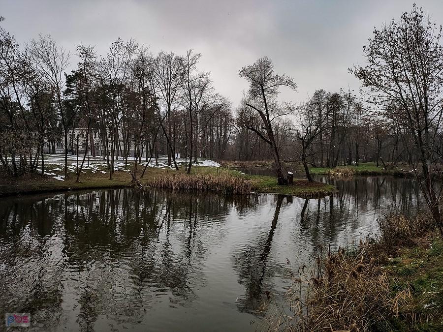 Jeziorka, a za drzewami Hugonówka