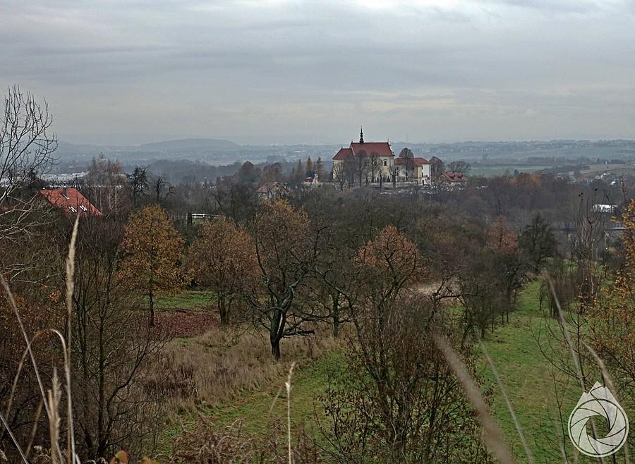 na wzgórku kościółw Morawicy, w oodali jakieś zamglone góry