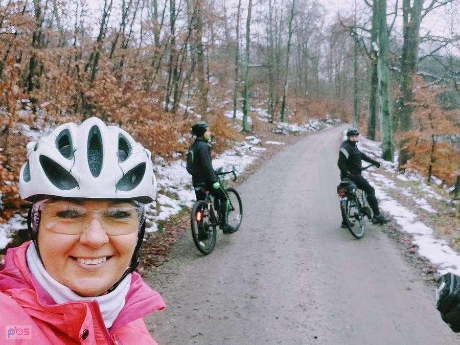 Grupa rowerowa w zimowym lesie