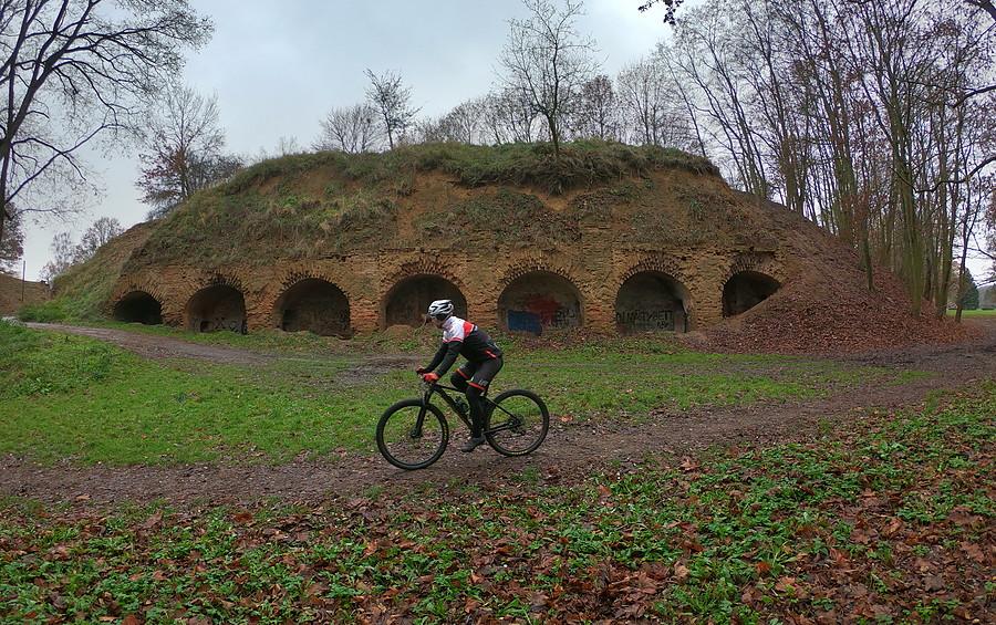Jak się jeździ MTB po wertepach to bunkry się trafią