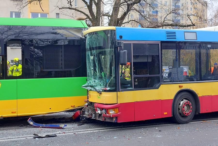 Zbliżenie na skutki wypadku