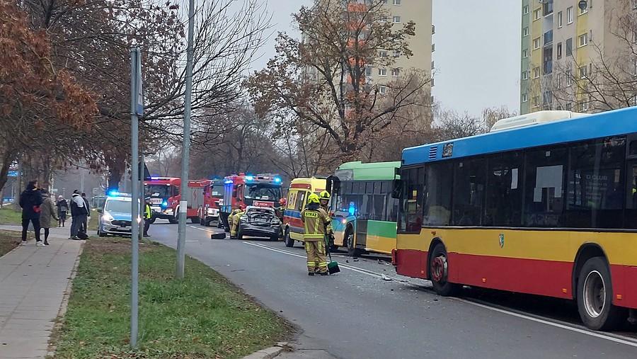 Akcja straży, policji i pogotowia po wypadku na poznańskim Dębcu