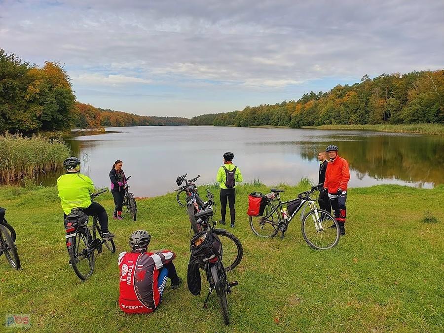 Grupa rowerzystów nad jeziorem