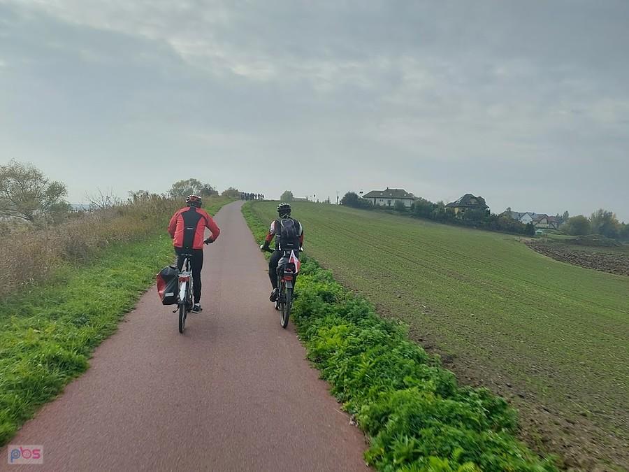 Dwoje rowerzystów na wiejskiej ścieżce