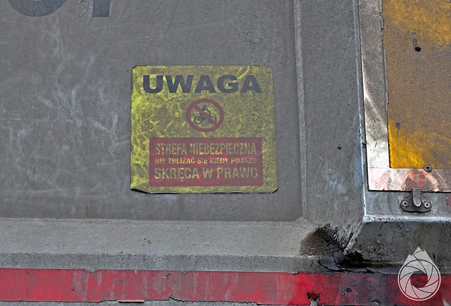 naklejka ostrzegawcza na jednej ciężarówce