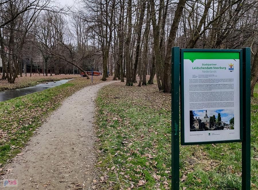 Alejka jednego z miast partnerskich w Parku Zdrojowym