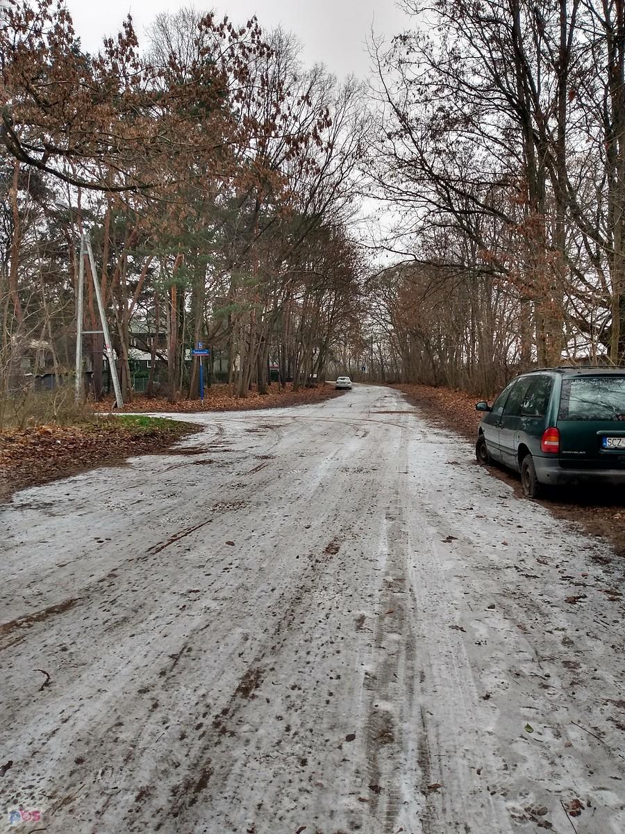Na szutrówce ubite resztki śniegu