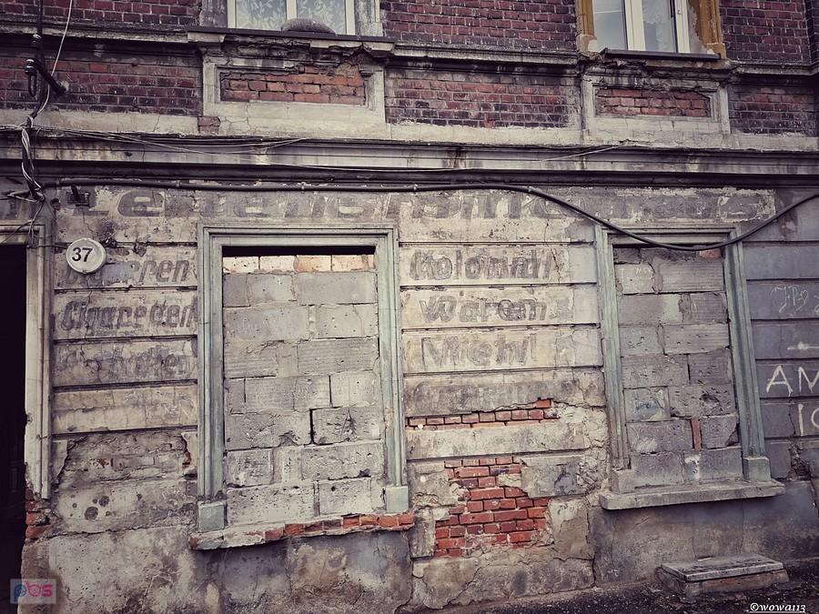Poniemieckie napisy na kamienicach na Brzezińskiej w Bytomiu