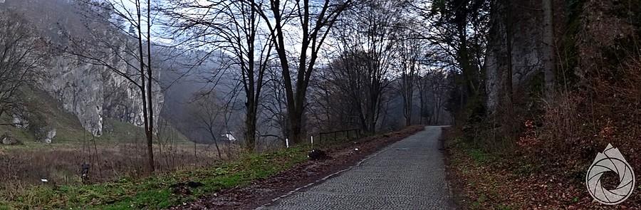 początek brukowanego pojazdu z Ojcowa