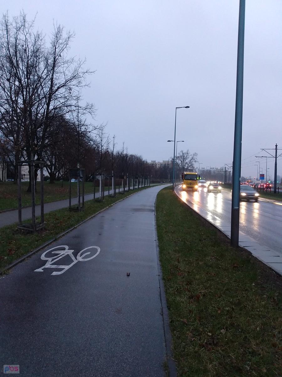 Ścieżka rowerowa obok ruchliwej ulicy
