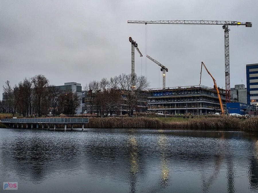 Budowa nowego biurowca przy Stawie Służewieckim