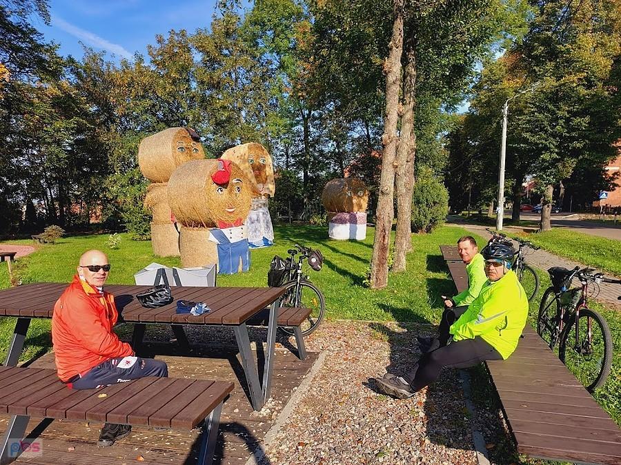 Odpoczynek w parku przy rzeźbach ze snopów siana