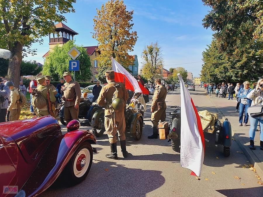 Parada zabytkowych samochodów w Nowym Dworze Gdańskim