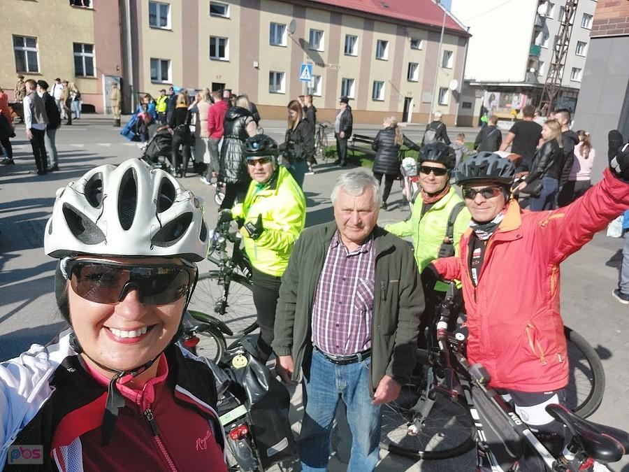 Grupa rowerzystów na ulicach Nowego Dworu Gdańskiego