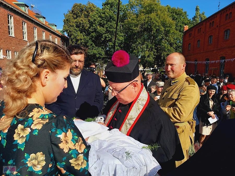 Chrzest dziecka na placu w Nowym Dworze Gdańskim