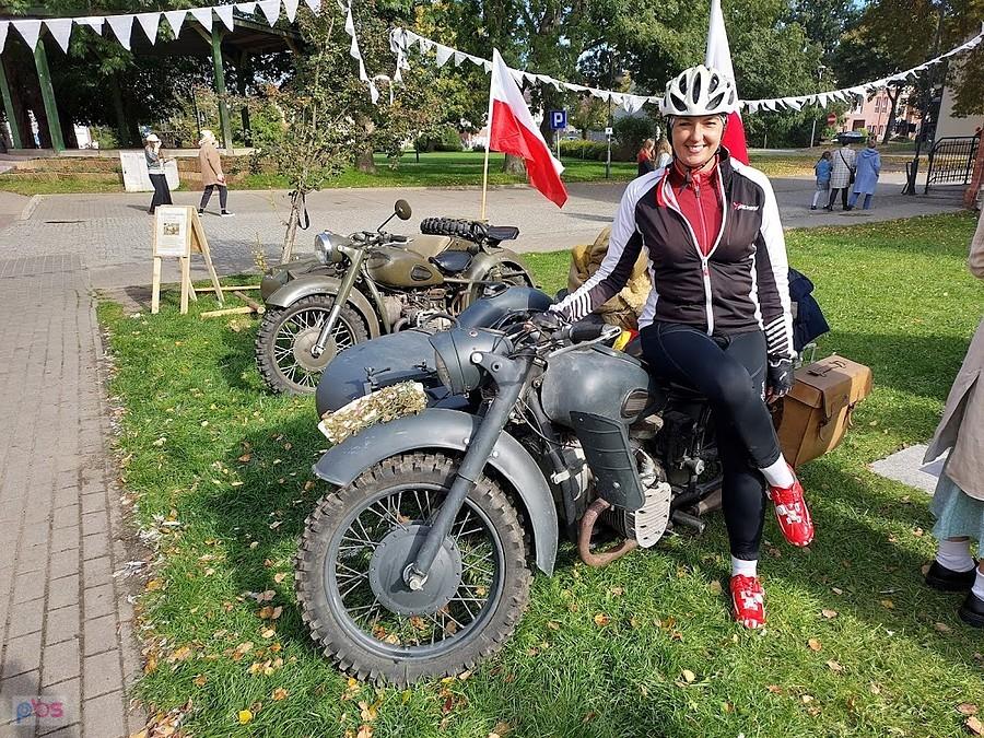 Kobieta na zabytkowym motocyklu w Nowym Dworze Gdańskim